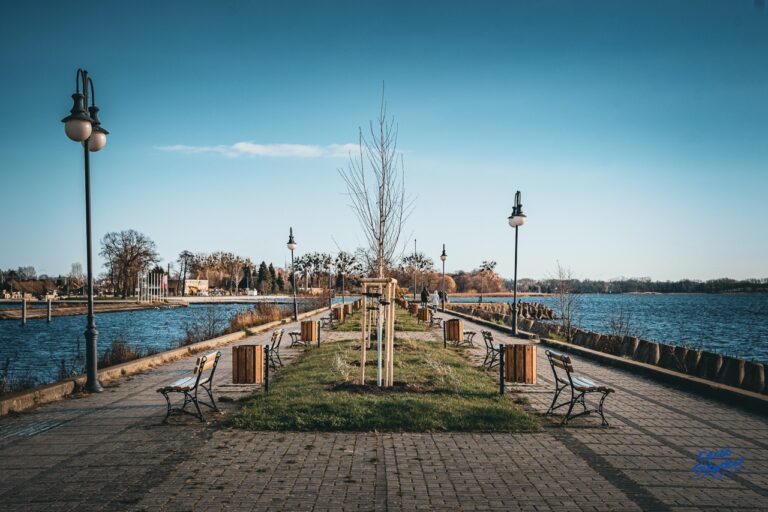 Promenada nad jeziorem Niegocin w Giżycku