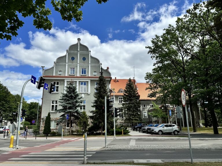 Budynek Urzędu Miejskiego i Starostwa Powiatowego w Giżycku przy al. 1 Maja 14