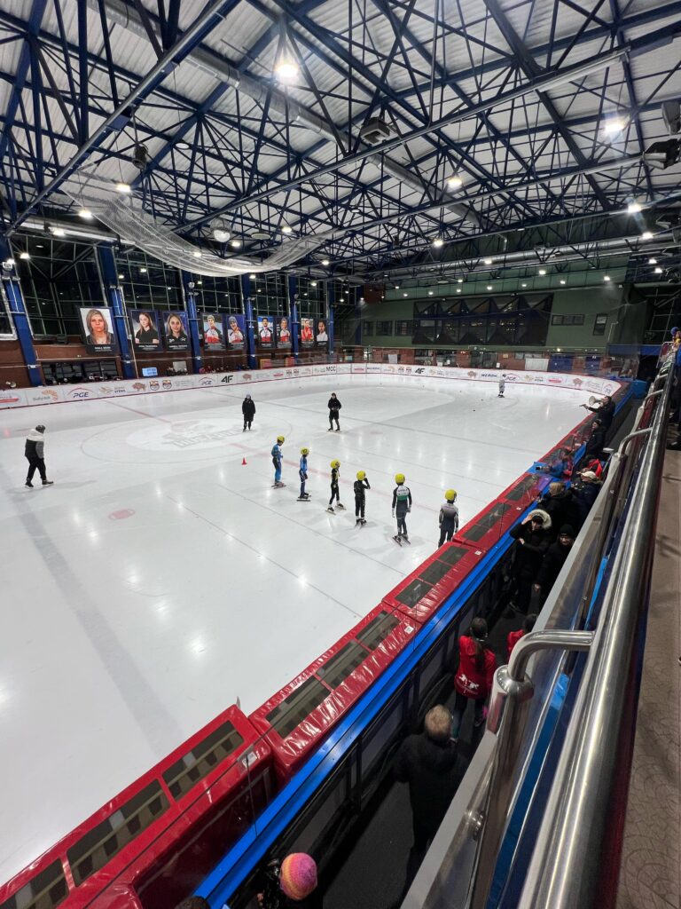 Zawodnicy short tracku na lodowisku