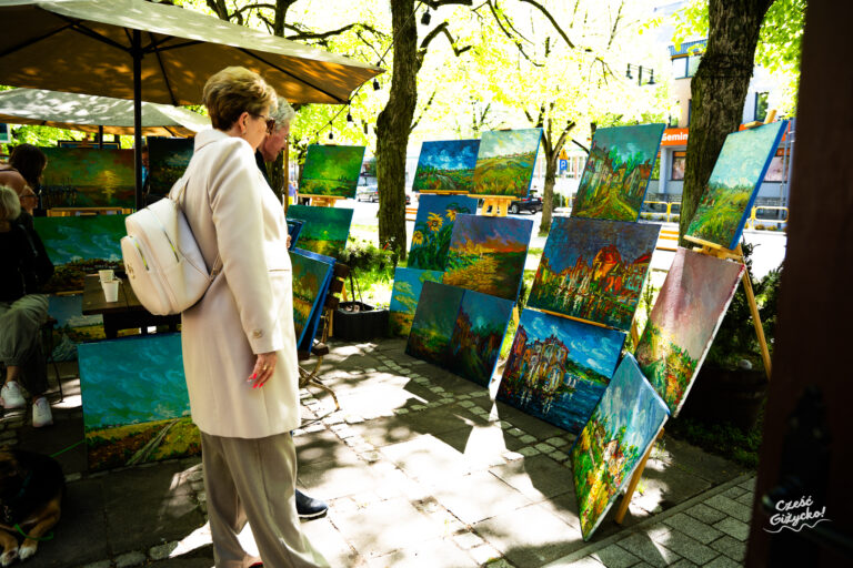 Obrazy i uczestnicy pleneru przy Galerii Schron
