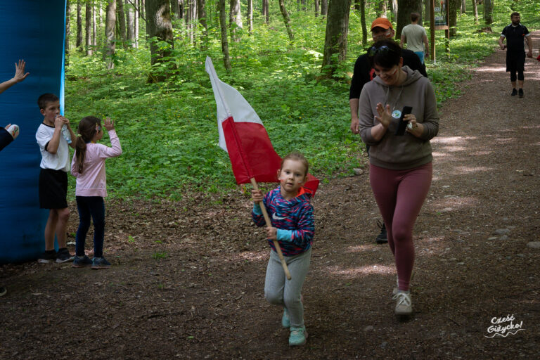 Rodzinny bieg z polską flagą w Lesie Miejskim