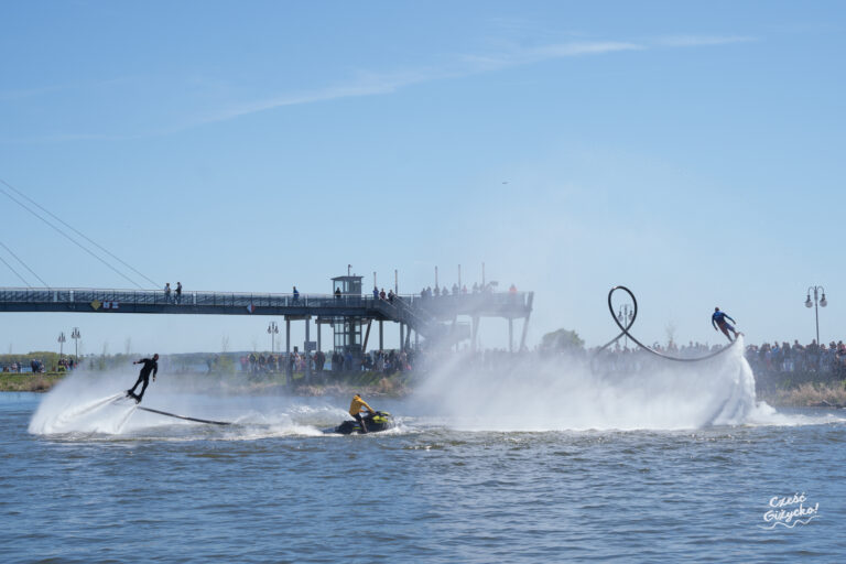 Pokaz flyboard podczas otwarcia sezonu w Giżycku