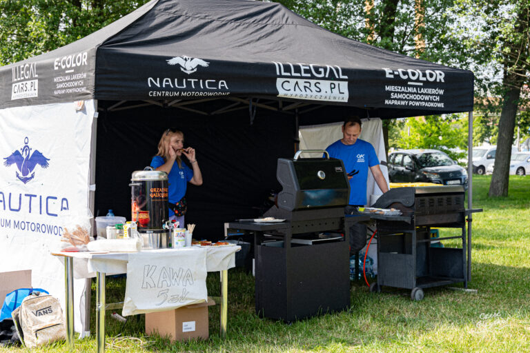 Strefa gastronomiczna pikniku charytatywnego w Giżycku