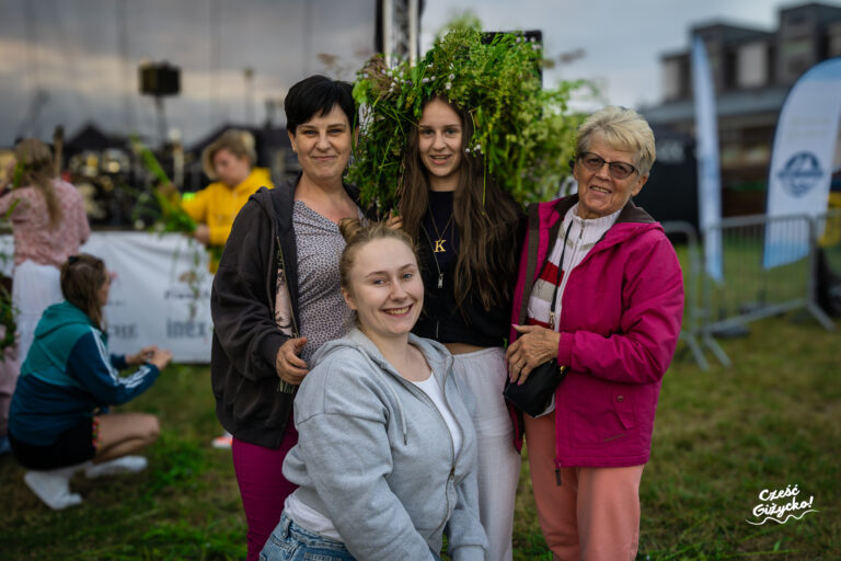 Mieszkańcy podczas Nocy Świętojańskiej w Giżycku