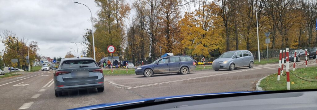 Wzmożony ruch w okolicach cmentarzy w Giżycku. Policja apeluje o ostrożność