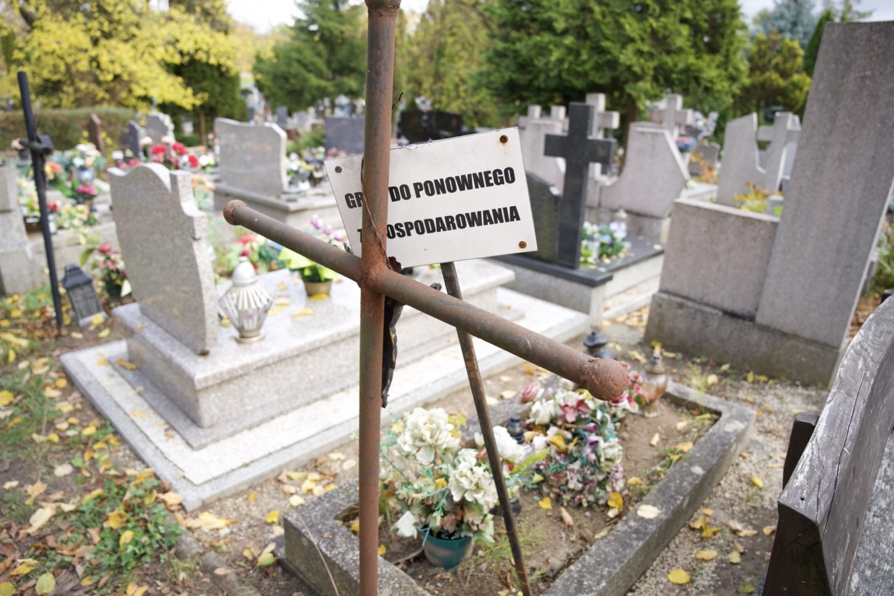 Miejsca na cmentarzu i opłaty – jak to działa w Giżycku