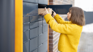 Cudza paczka w Twojej skrytce – brać czy nie brać? Paczkomatowy dylemat wracający jak bumerang przez cały rok!