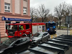 Ćwiczenia straży pożarnej w Starostwie Powiatowym w Giżycku. Sprawdzono gotowość służb do ewakuacji