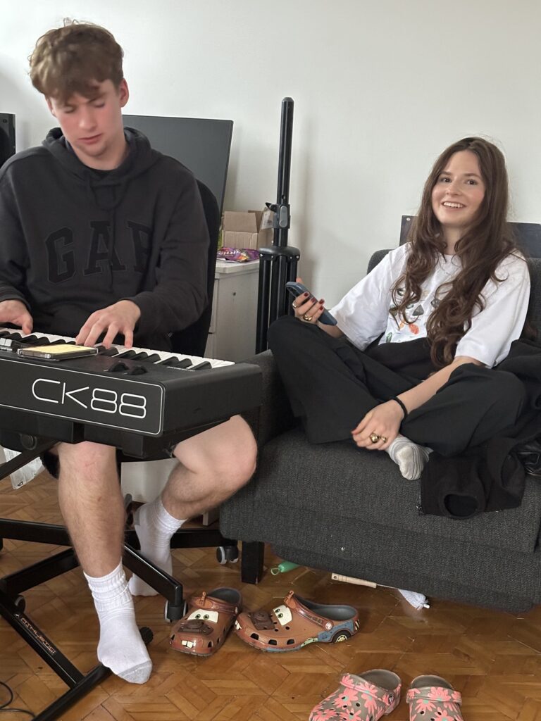 📅 28.11.2025📍 Pod zachodzącym słońcem Pasaż portowy 1Koncert Ewy i Jana w Giżycku – soul, jazz i R&B Pod zachodzącym słońcem