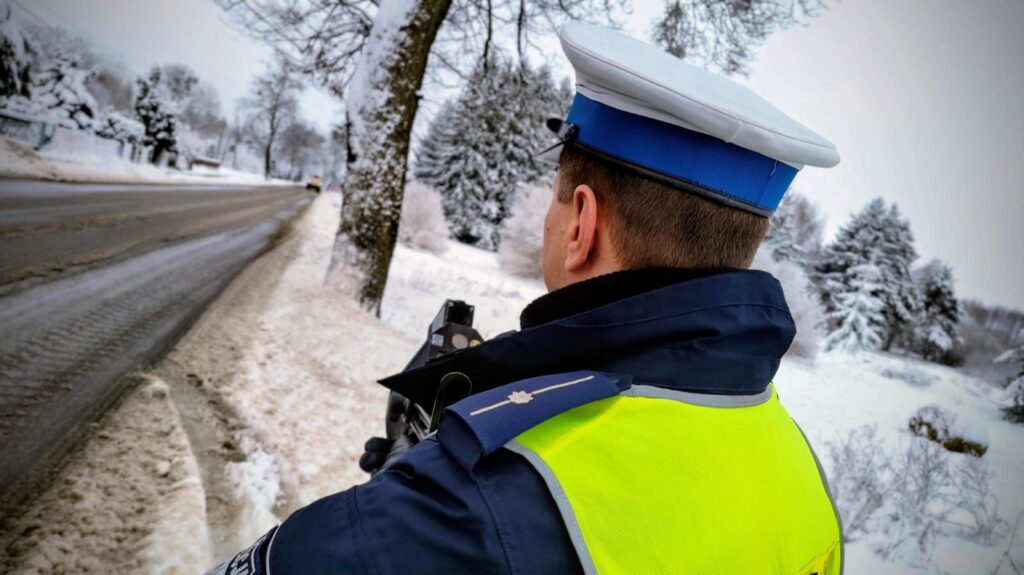 Policjanci podsumowują działania – 28 kierowców zatrzymanych za nadmierną prędkość mimo zimowych warunków