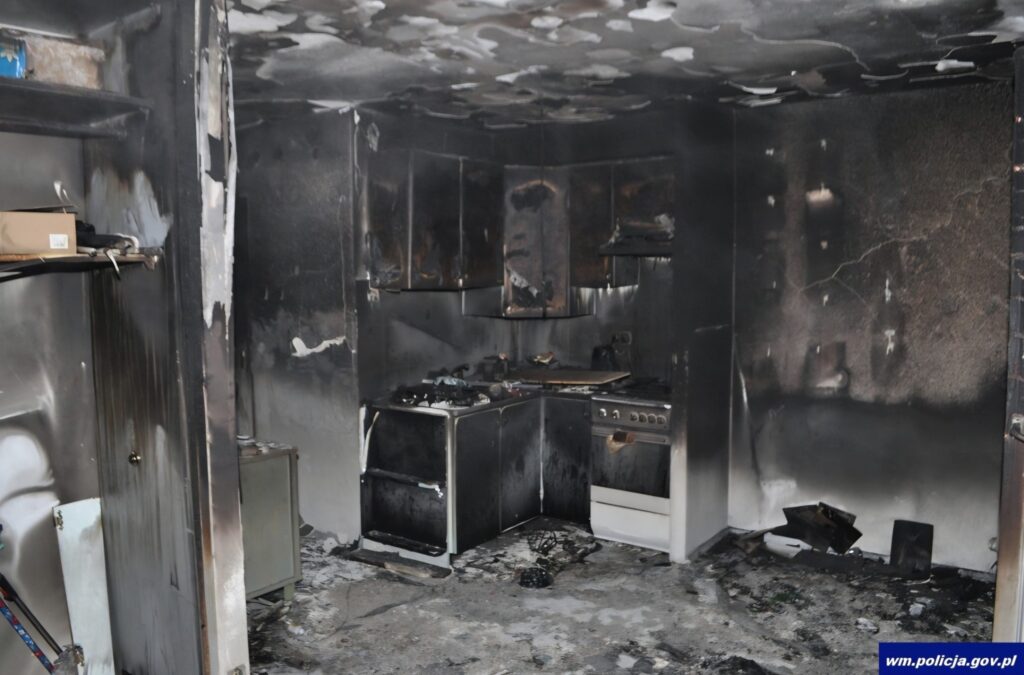 Pożar mieszkania przy ul. Olsztyńskiej w Giżycku. Policjanci ewakuowali 10 osób