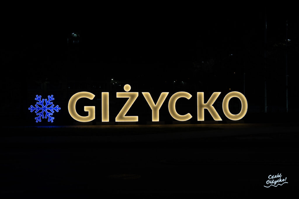 Podświetlany napis „Giżycko” – poznajmy szczegóły instalacji