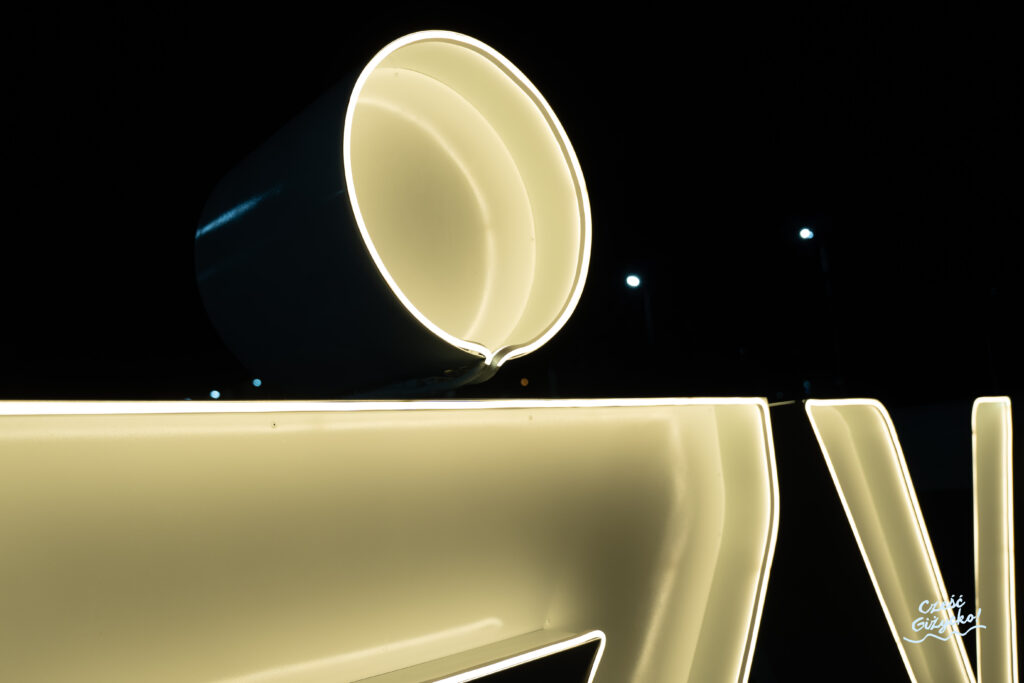 Podświetlany napis „Giżycko” – poznajmy szczegóły instalacji