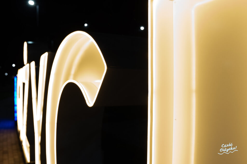 Podświetlany napis „Giżycko” – poznajmy szczegóły instalacji