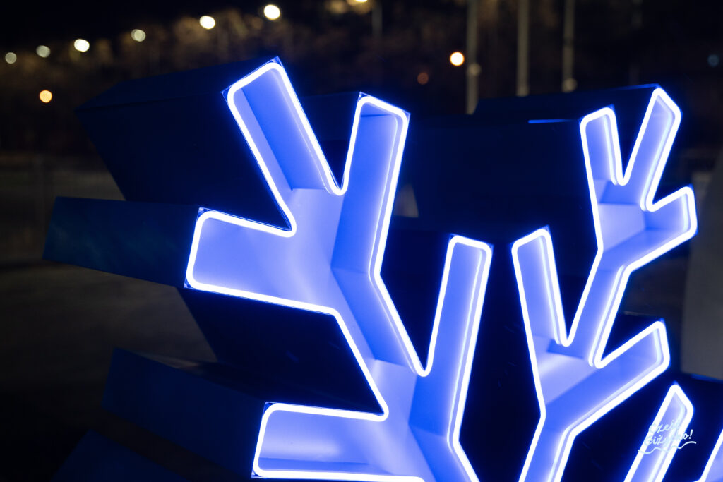 Podświetlany napis „Giżycko” – poznajmy szczegóły instalacji