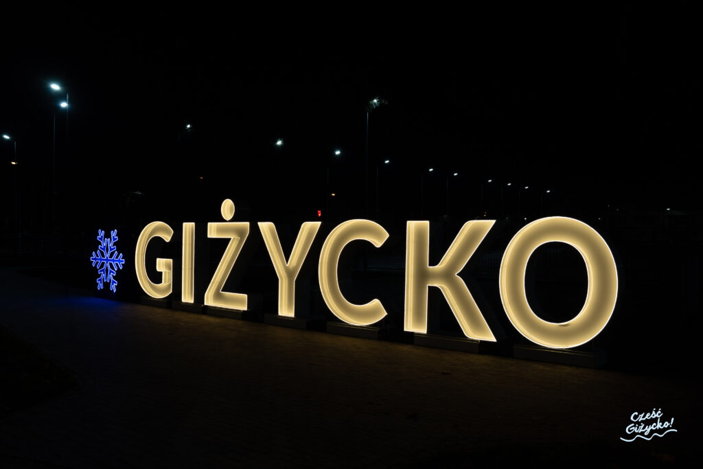 Podświetlany napis „Giżycko” – poznajmy szczegóły instalacji