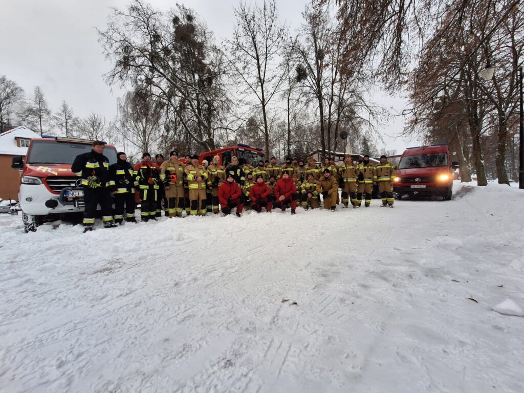Warsztaty ratownicze OSP w powiecie giżyckim. Strażacy ćwiczyli działania ratownicze na lodzie