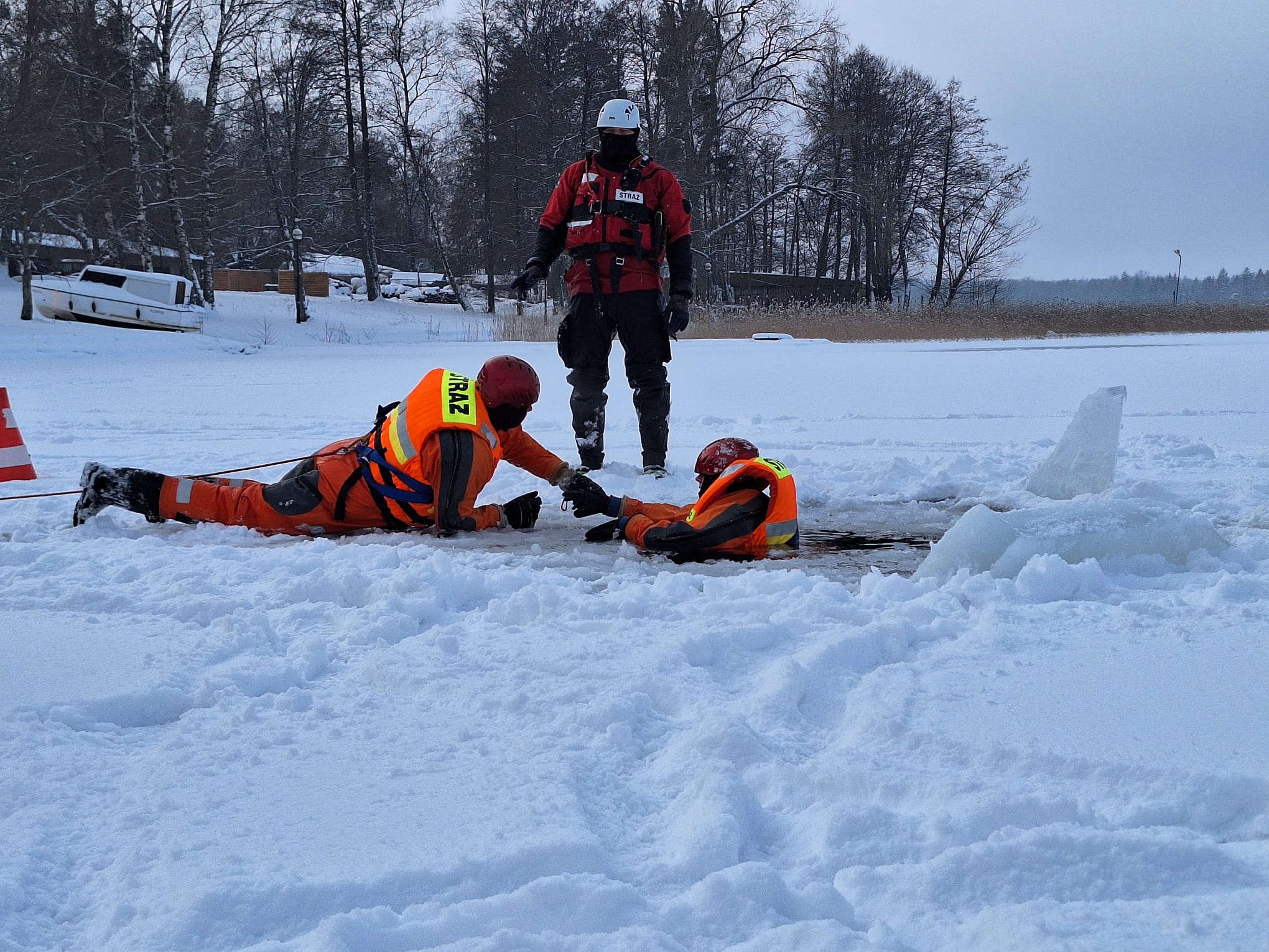 Warsztaty ratownicze OSP w powiecie giżyckim. Strażacy ćwiczyli działania ratownicze na lodzie