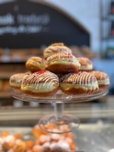 Tłusty Czwartek w Giżycku pełen pączkowych pokus – Masz już swojego faworyta?