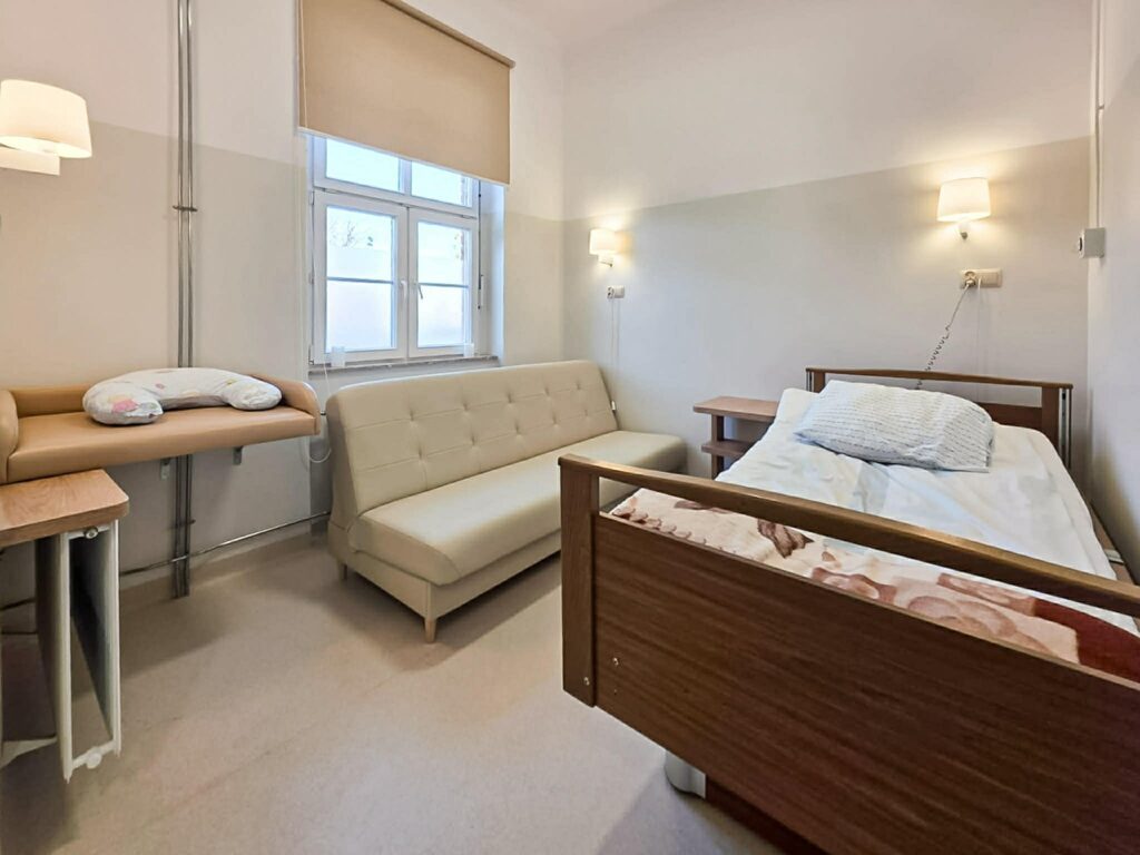 Pokój rodzinny w szpitalu w Giżycku. Jak działa, kto może skorzystać i ile to kosztuje?