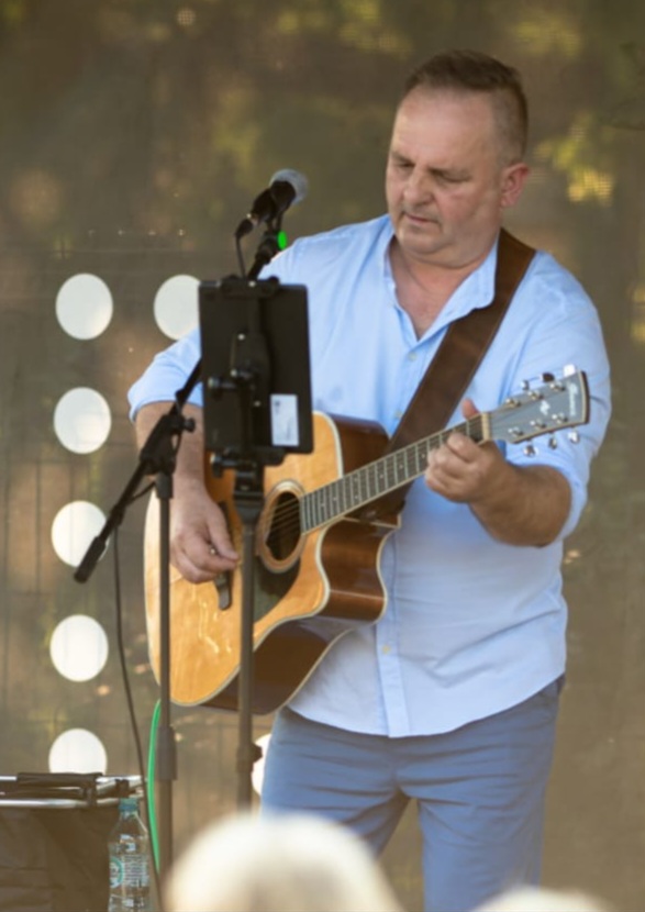 Bogdan Tomaszewski w Giżycku. Klimatyczny koncert na żywo w Pod Zachodzącym Słońcem