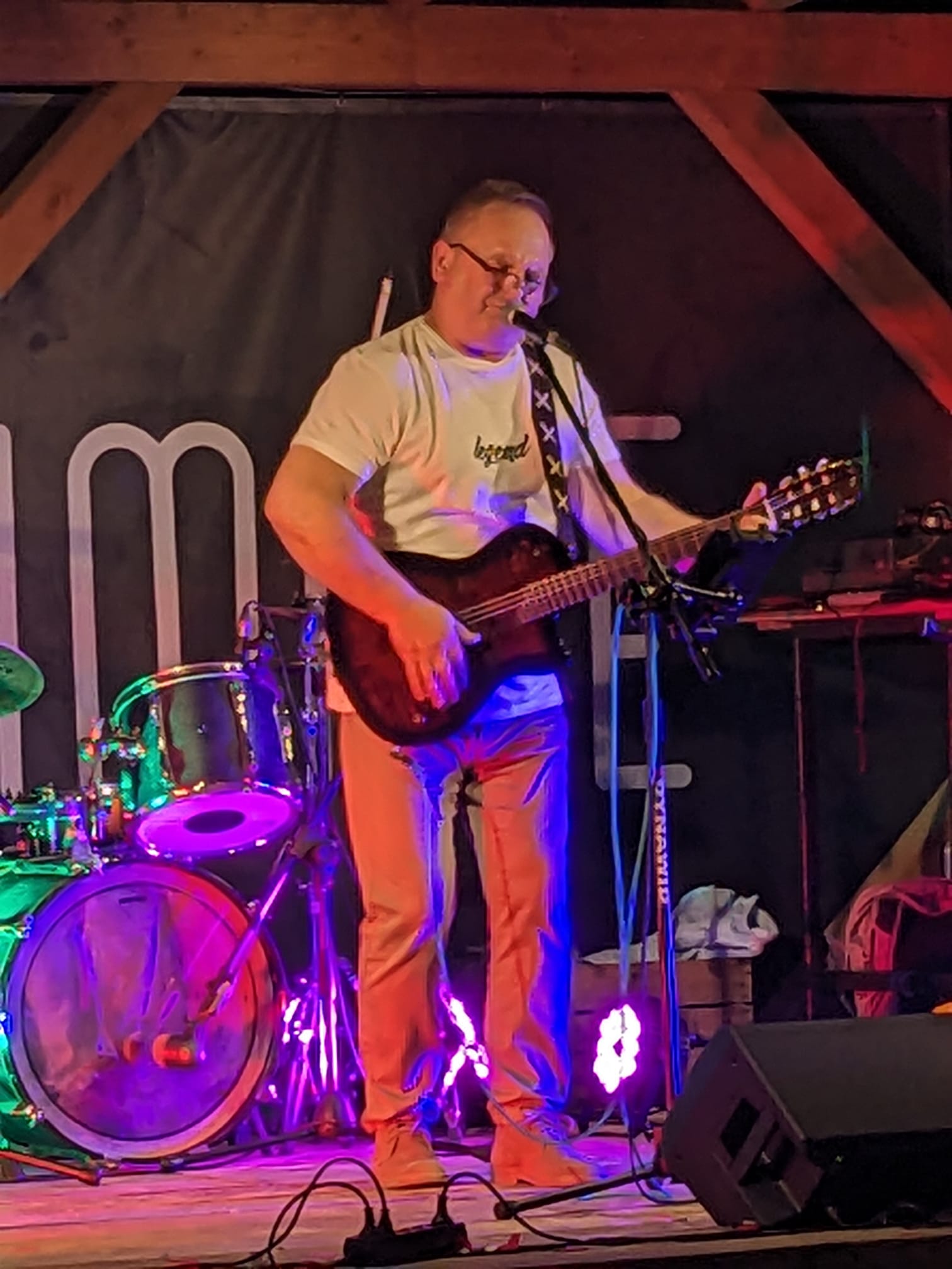 Bogdan Tomaszewski w Giżycku. Klimatyczny koncert na żywo w Pod Zachodzącym Słońcem