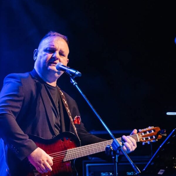 Bogdan Tomaszewski w Giżycku. Klimatyczny koncert na żywo w Pod Zachodzącym Słońcem