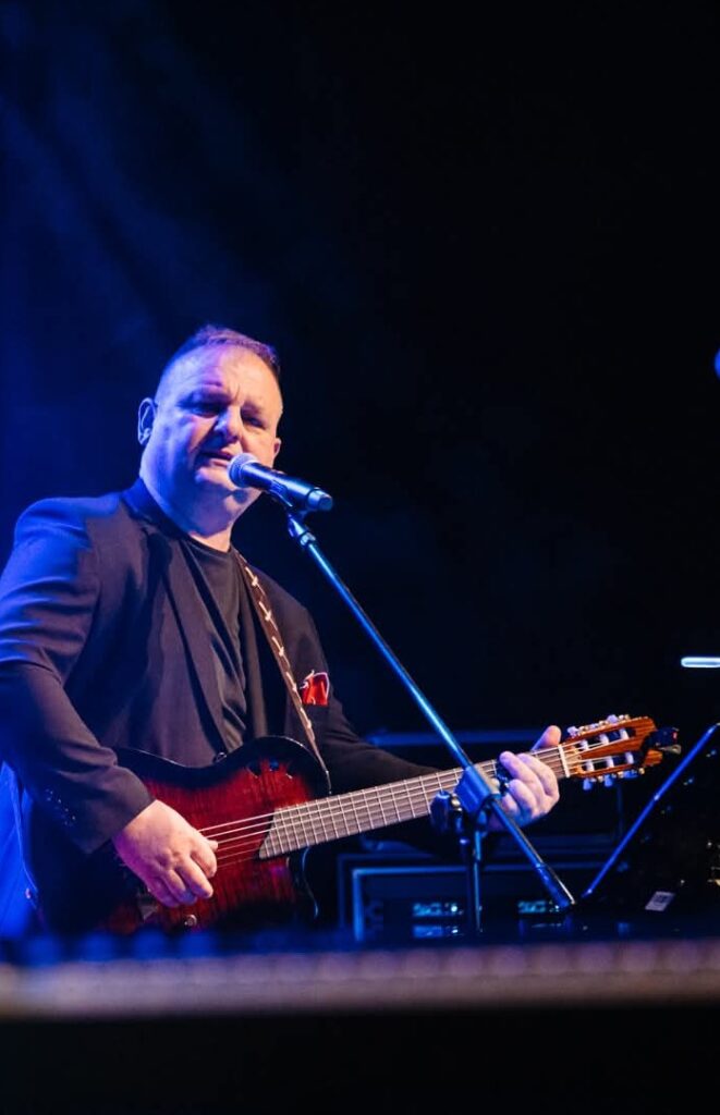 Bogdan Tomaszewski w Giżycku. Klimatyczny koncert na żywo w Pod Zachodzącym Słońcem