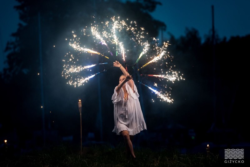Noc Świętojańska w Giżycku 2026. Koncerty, wianki, ogień i laser show na Plaży Miejskiej