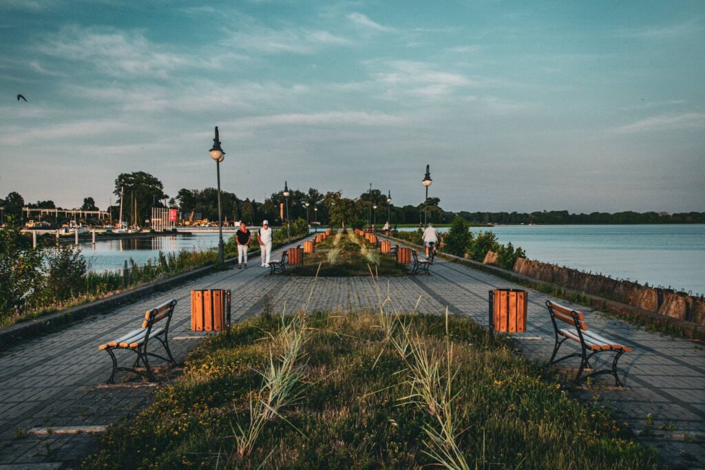 Promenada nad jeziorem Niegocin w Giżycku