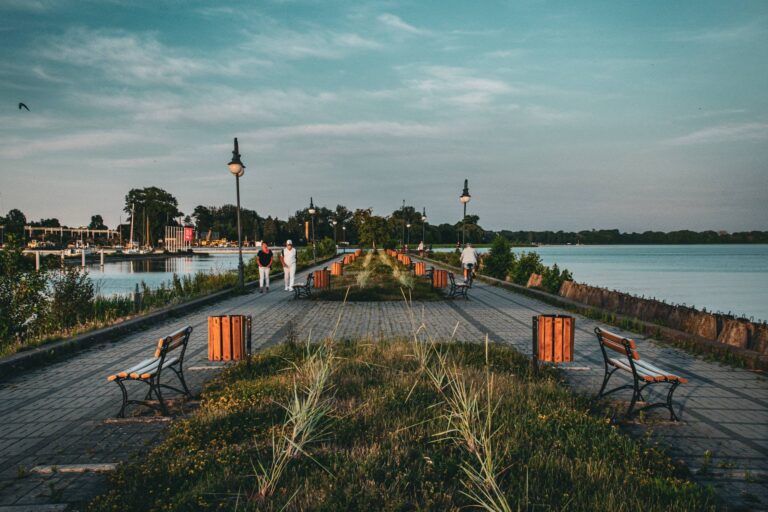 Promenada nad jeziorem Niegocin w Giżycku