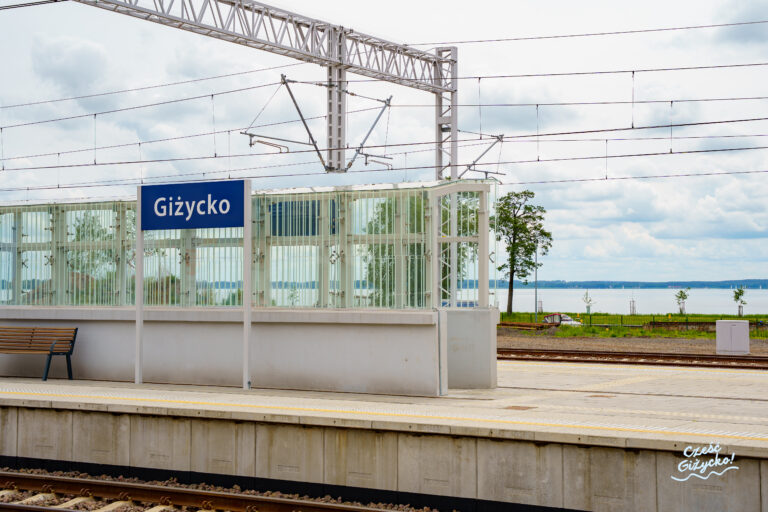 Napis Giżycko na peronie dworca kolejowego