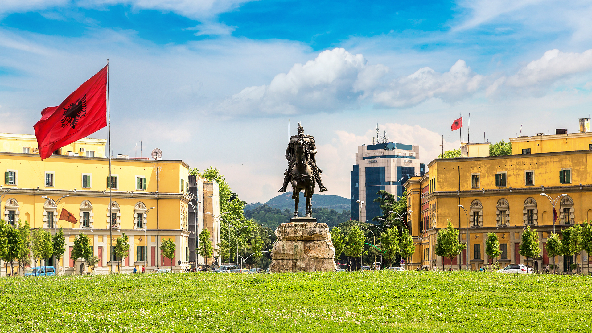Tirana – sprawdź, co warto zobaczyć podczas podróży do stolicy Albanii – zdjęcie 2