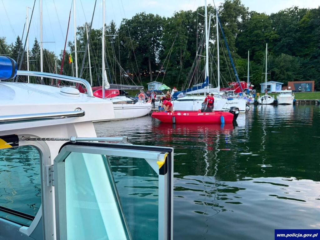 Policja i służby podczas działań prowadzonych nad jeziorem Kisajno