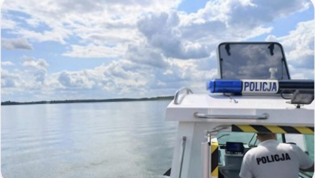 Policyjny patrol wodny na jeziorze Niegocin