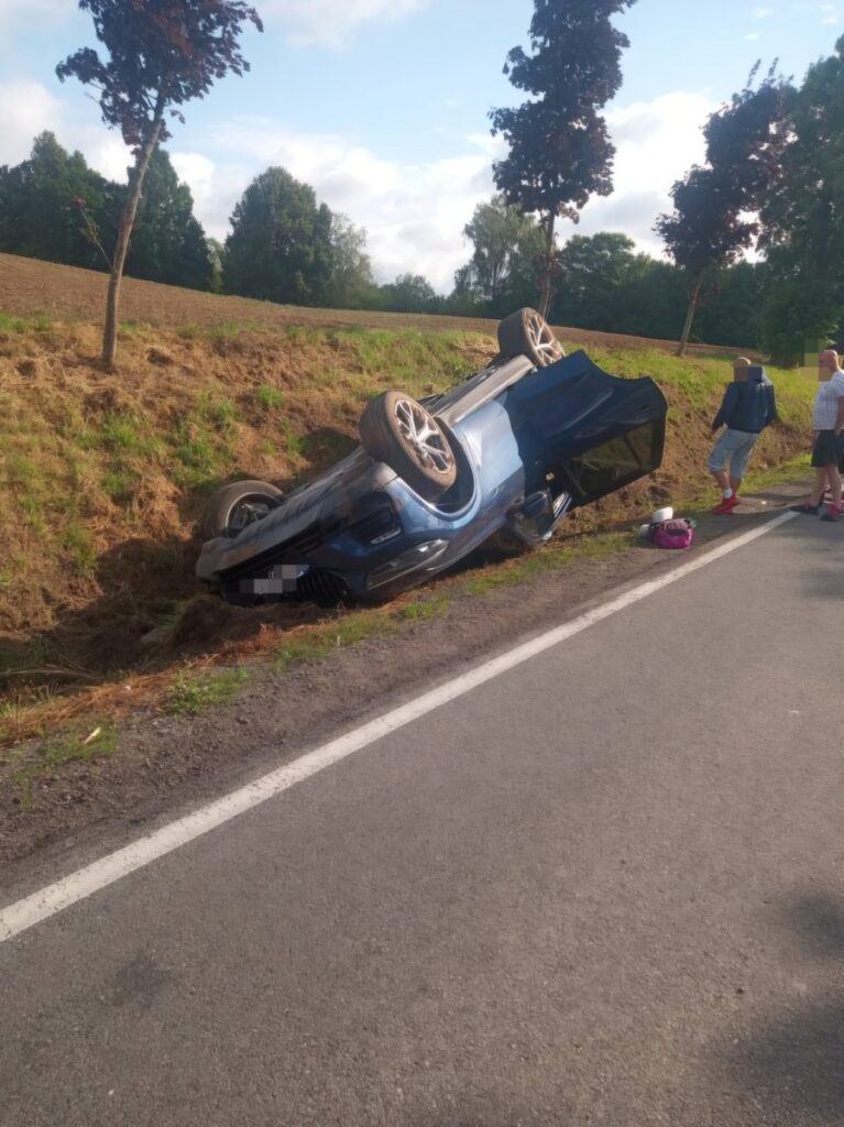 Samochód BMW po dachowaniu w Bachorzy na DK59