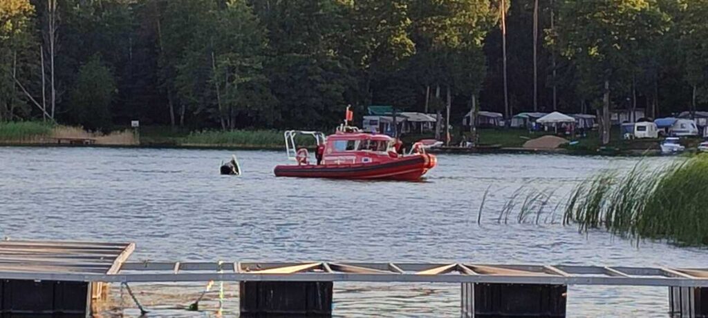 Służby na jeziorze po tragicznym wypadku na jeziorze Jagodne