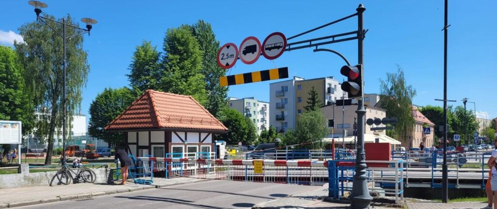 Kanał Łuczański w Giżycku i informacja o utrudnieniach w żegludze