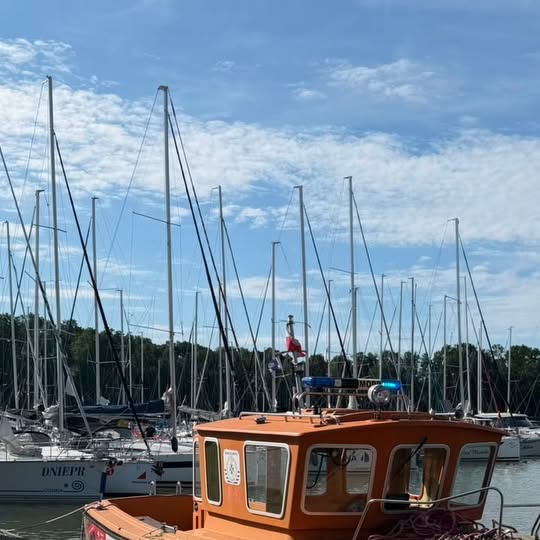 Łódź ratownicza MOPR w porcie w Sztynorcie