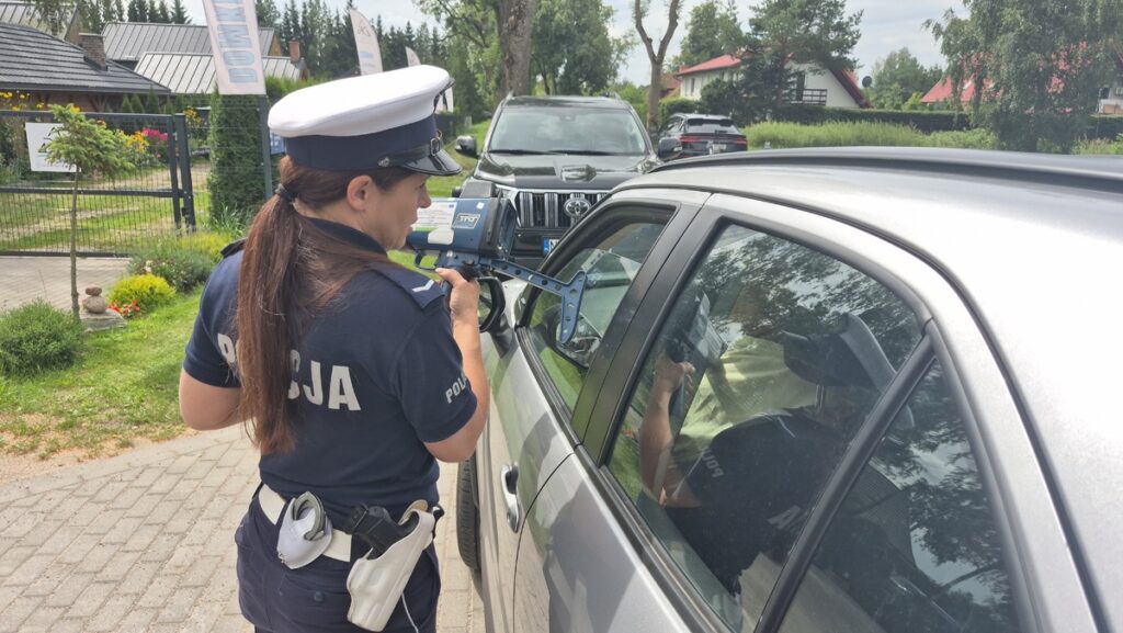 Policjant podczas kontroli prędkości na drodze
