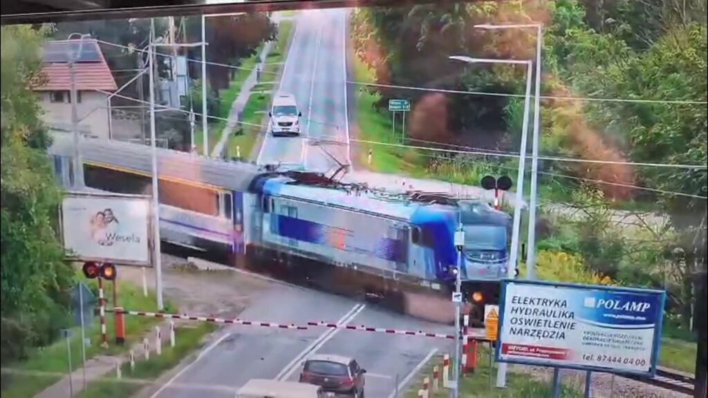 Dron nad przejazdem kolejowym w Giżycku. Kierowcy omijali obowiązek zatrzymania przy STOP
