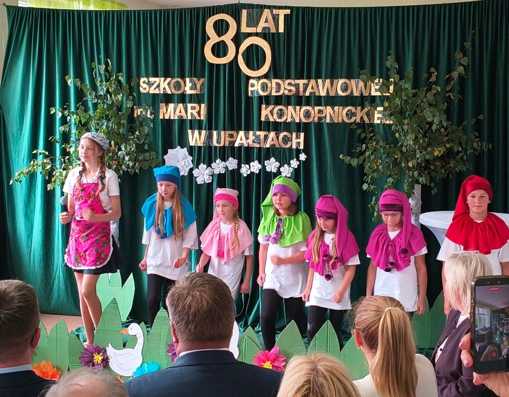 Występ uczniów podczas jubileuszu 80-lecia Szkoły Podstawowej w Upałtach