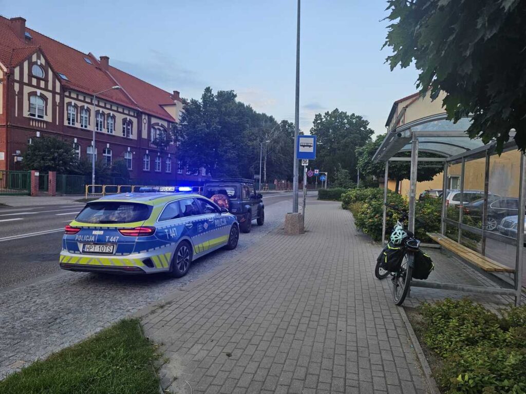 Kierowca nie ustąpił rowerzystce na ul. Warszawskiej. Kobieta trafiła na badania do SOR