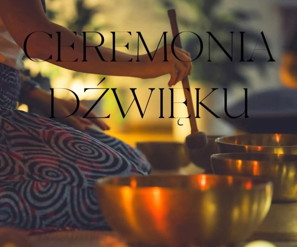Osoba grająca na misach podczas ceremonii dźwięku