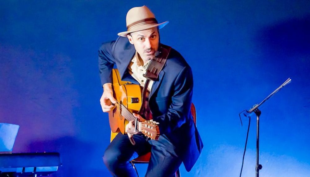 François z gitarą podczas występu