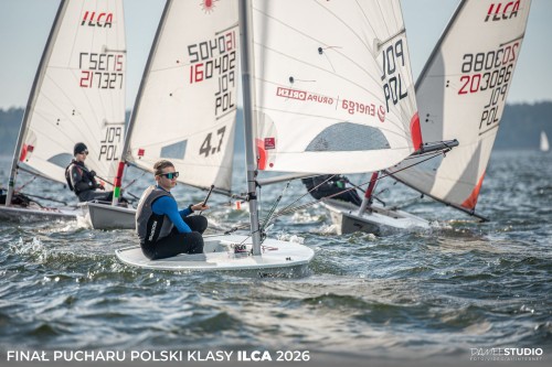 Żeglarze klasy ILCA podczas finału Pucharu Polski na jeziorze Niegocin w Giżycku