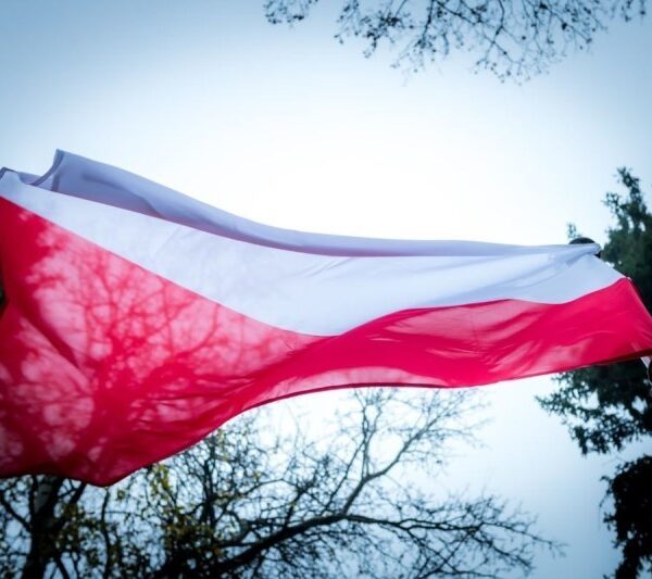 Biało-czerwona flaga ilustrująca obchody Święta Niepodległości w Giżycku