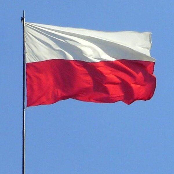 Biało-czerwona flaga Polski na tle nieba