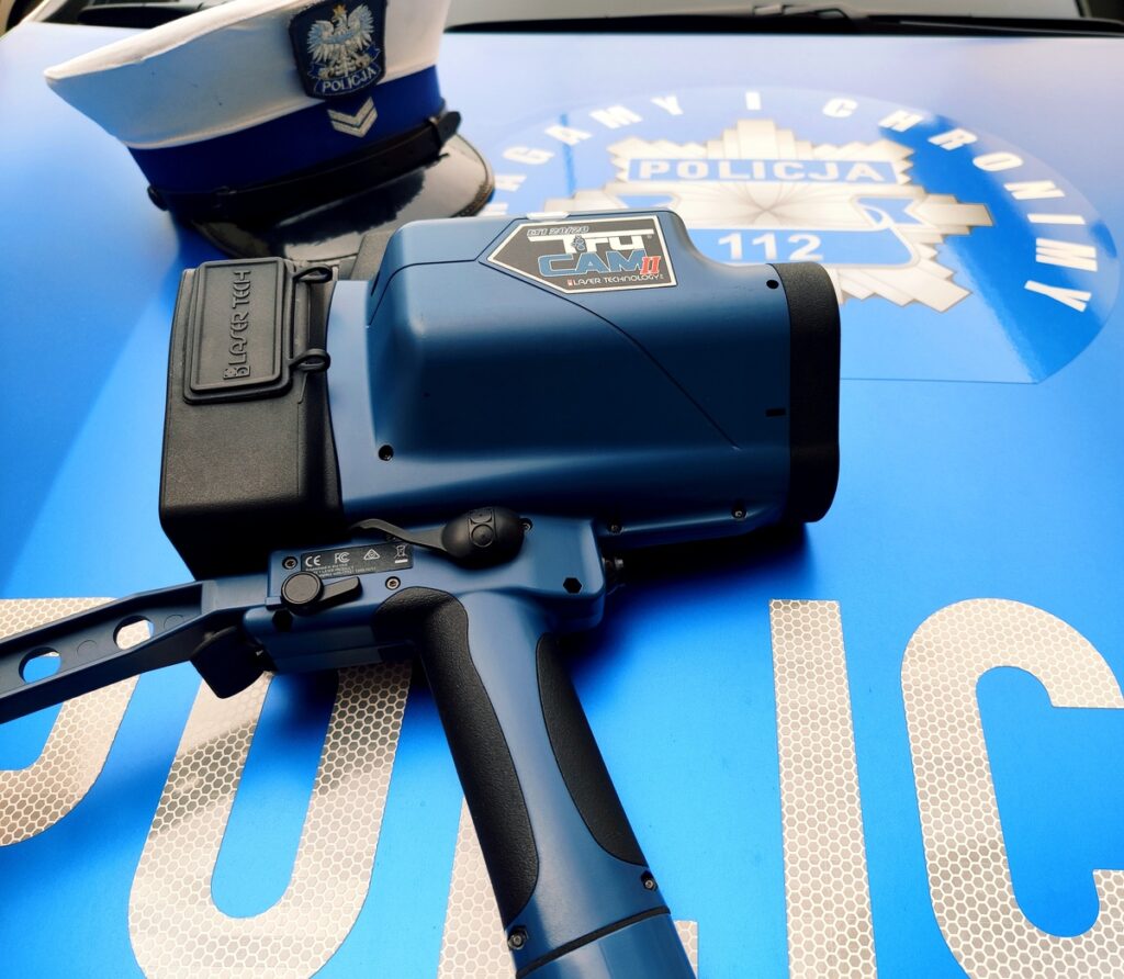 Laserowy miernik prędkości na radiowozie Komendy Powiatowej Policji w Węgorzewie