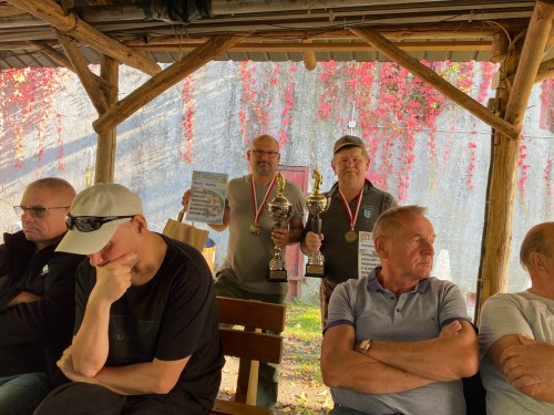 Laureaci zawodów spinningowych o Puchar Burmistrza Giżycka z pucharami i dyplomami